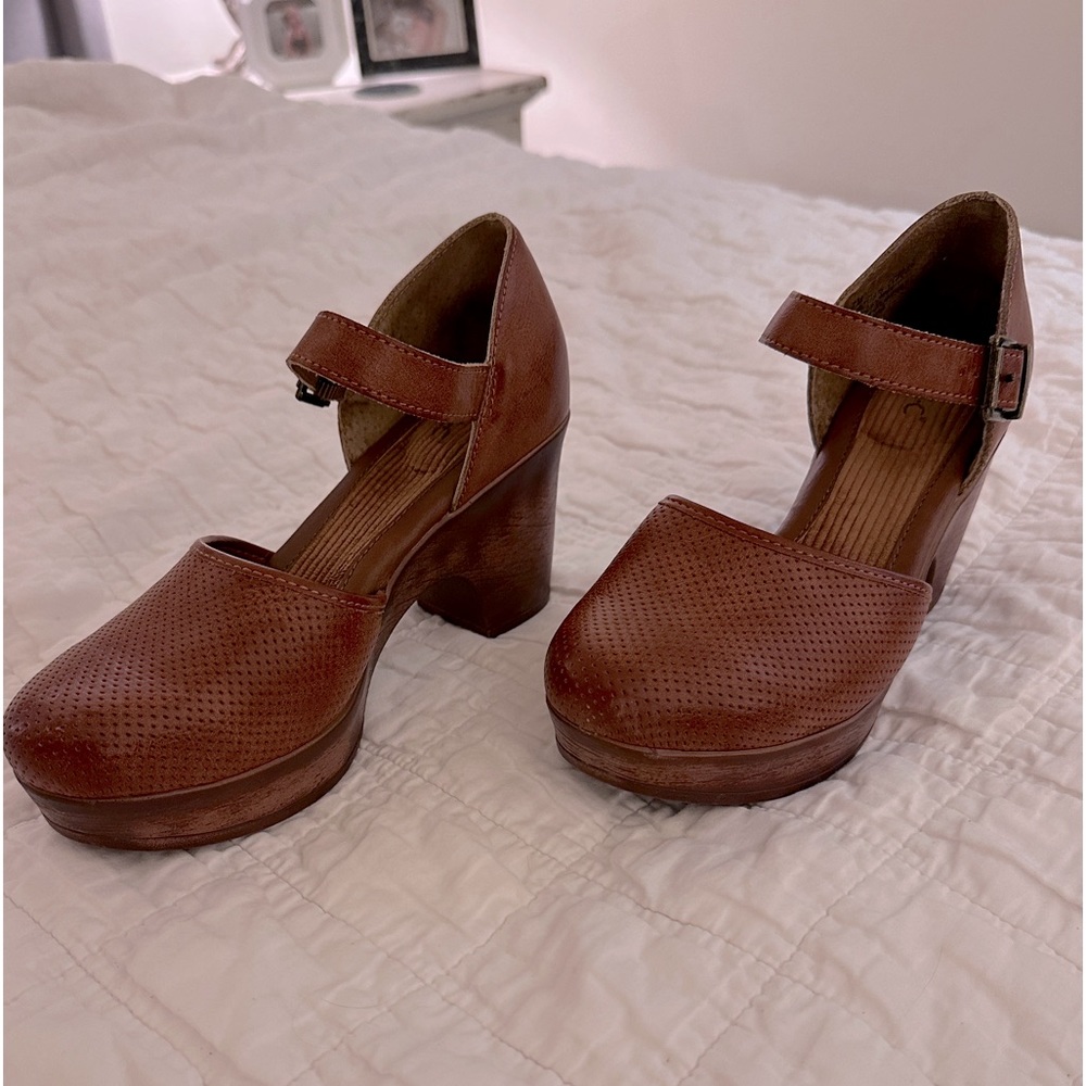 Size 7 brown clogs